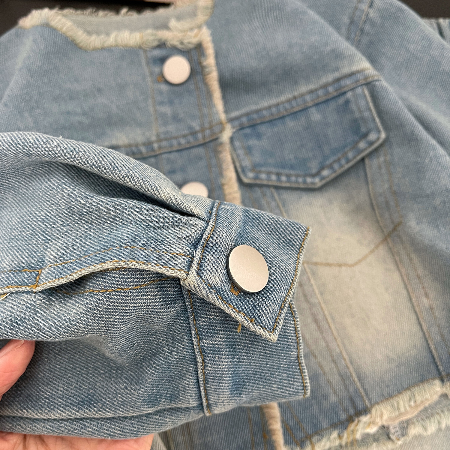 2024 Frühjahr Neues koreanisches Jeans-Set für Mädchen mit unregelmäßigen haarigen Kanten für Mädchen 24025_voghion.com