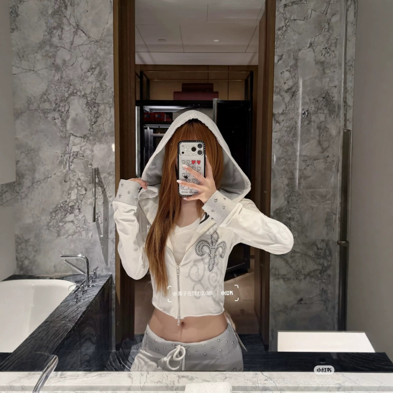 26 New Summer Styles, Short Hooded Sweatshirt with Vine Lettering Print and Rivet Decoration for Women 26 New Summer Styles, Short Hooded Sweatshirt with Vine Lettering Print and Rivet Decoration for Women