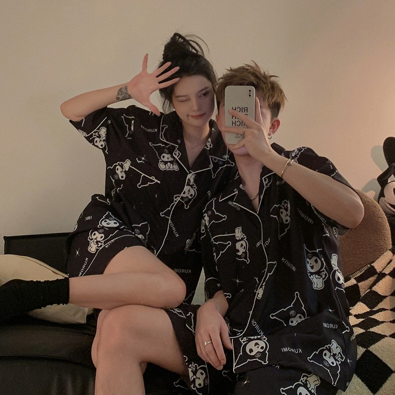 Pajamas de pareja de mangas cortas para mujeres de verano seda suave encantadora caricatura para hombres seda delgada alta sensación set de ropa para el hogar