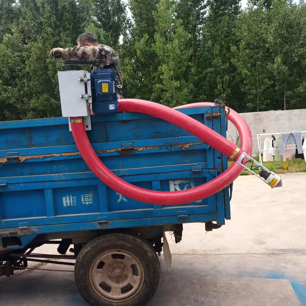 车载式牛筋软管抽料机供应玉米小麦抽粮机中驱动粉末远距离运输机