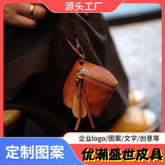 レトロな手は小銭入れを持っています。