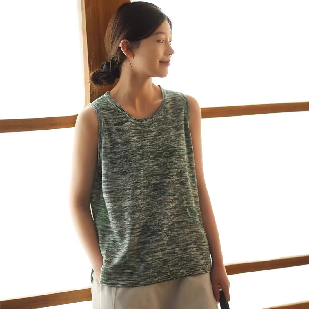 Spring retro knitted vest with a round collar sleevless