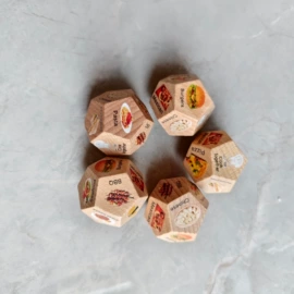 骰子、筹码;木质工艺品;游戏棋