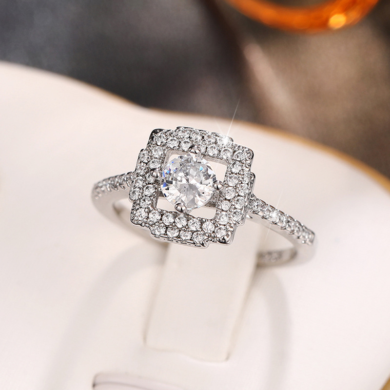 Engagement Ring With Flower Pattern And Zircon Stone For Women_voghion.com