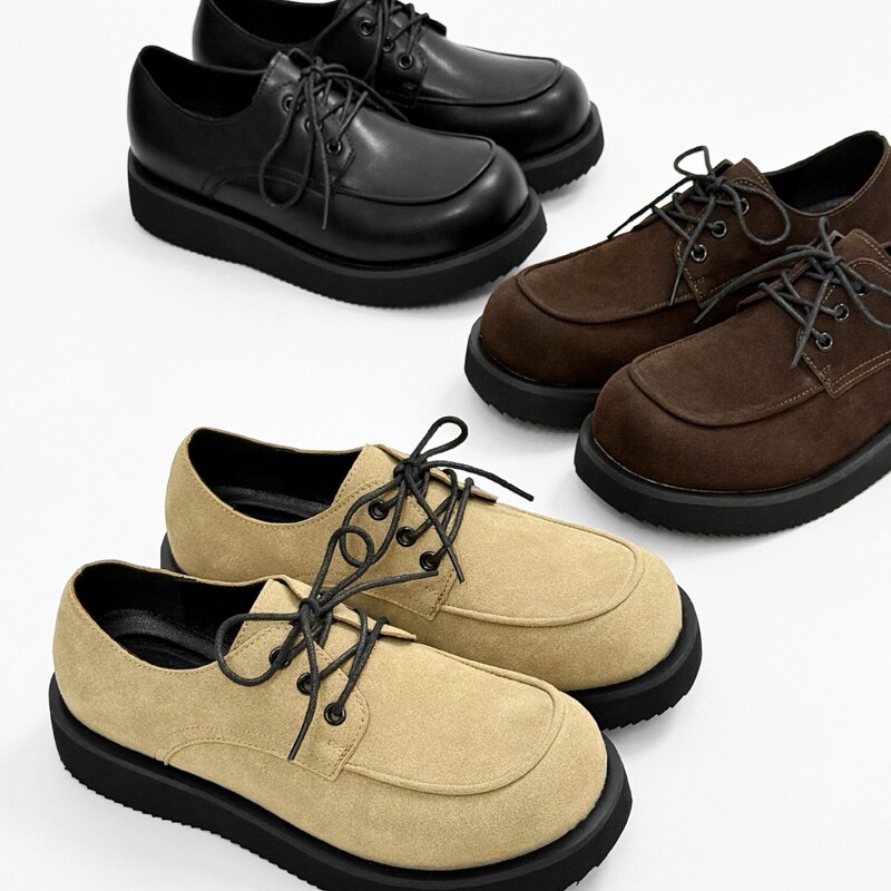 Men's classic dress shoes in a minimalist design, comfortable and versatile for formal wear