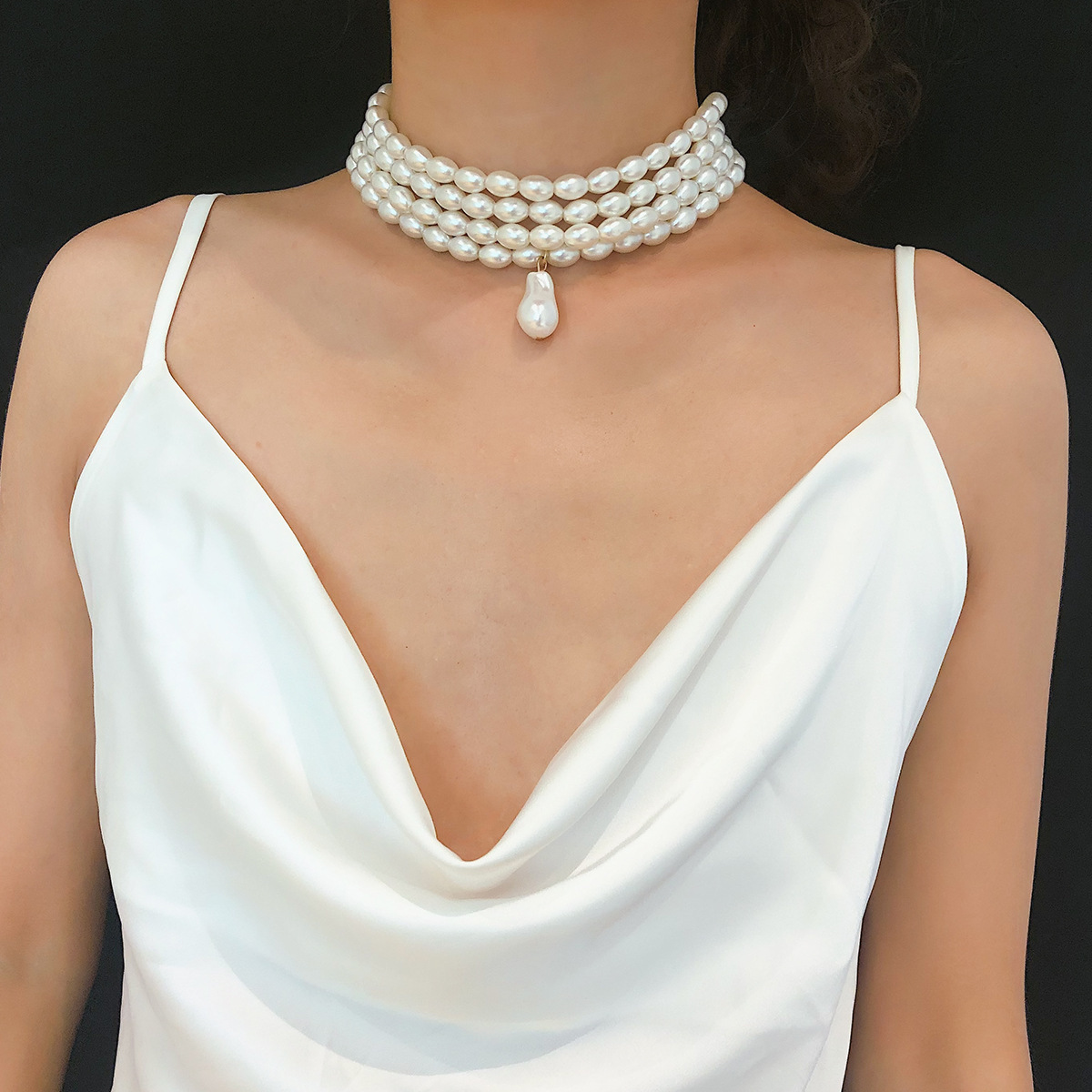 Fashionable geometric accessory from pearl