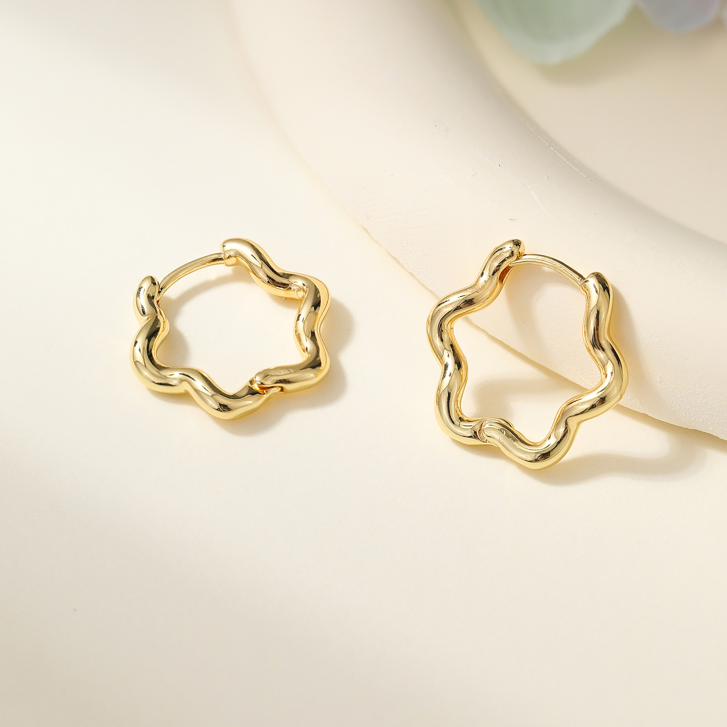 Five-Star Style Floral Metal Earrings Niche Trendy Fashionable Elegant Ear Cuffs for Women Simple Fashion Versatile Earrings