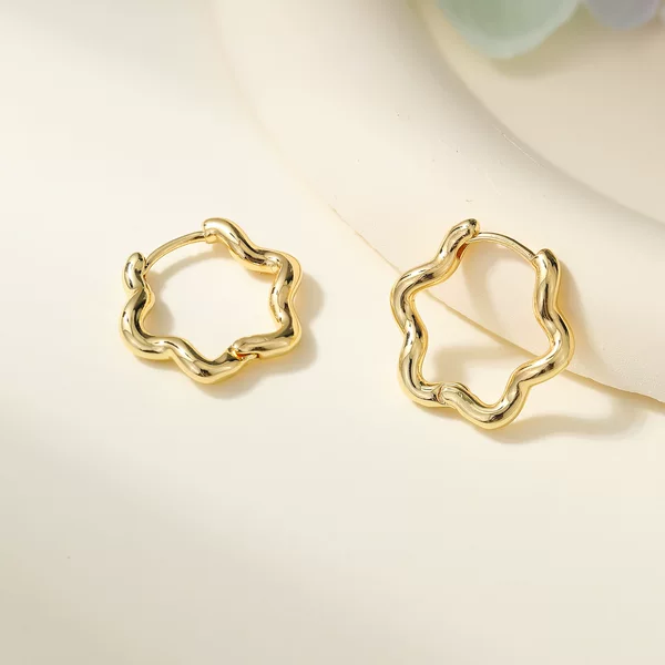 Five-Star Style Floral Metal Earrings Niche Trendy Fashionable Elegant Ear Cuffs for Women Simple Fashion Versatile Earrings