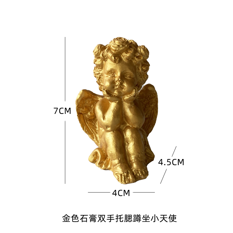황금석고로 손으로 턱을 받치고 쪼그려 앉은 작은 천사