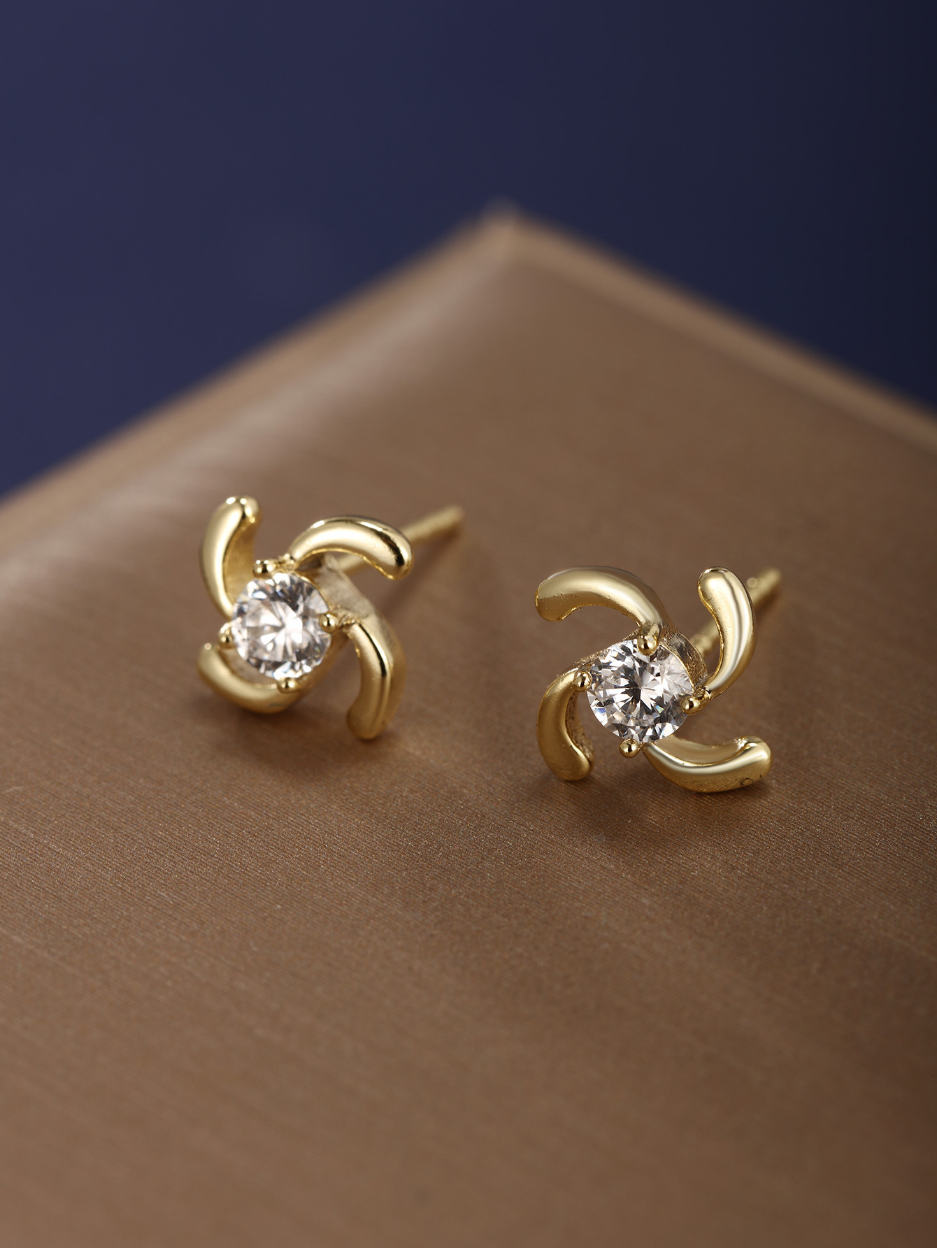 Joyería Xuping aleación de cobre chapado 14K oro pequeño pendientes de alta sensación de nicho ligero pendientes de zircón de lujo pendientes