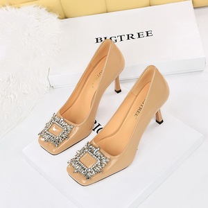 7792-3K82 Korean Edition Banquet Women's Shoes Super High Heels, Shallow Lacquer Leather Square Head Metal Water Di