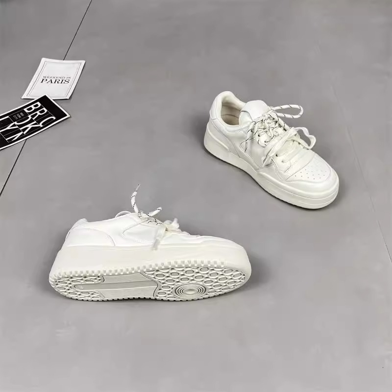 2025 primavera nueva correa de cabeza redonda ins retro suela gruesa zapatos blancos pequeños zapatos deportivos casuales de nicho de mujer