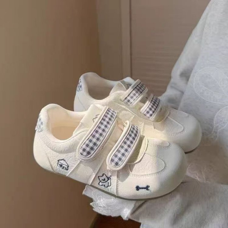 Zapatos blancos de cabeza redonda feos para mujeres verano de 2026 nuevos zapatos mágicos estudiantes zapatos de entrenamiento de estilo de escuela zapatos deportivos de mujer