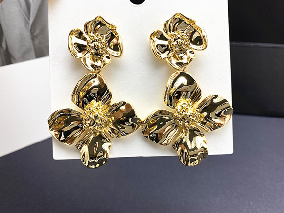 1 Par De Pendientes Colgantes De Mujer Chapados En Metal De Flores A La Moda display picture 1