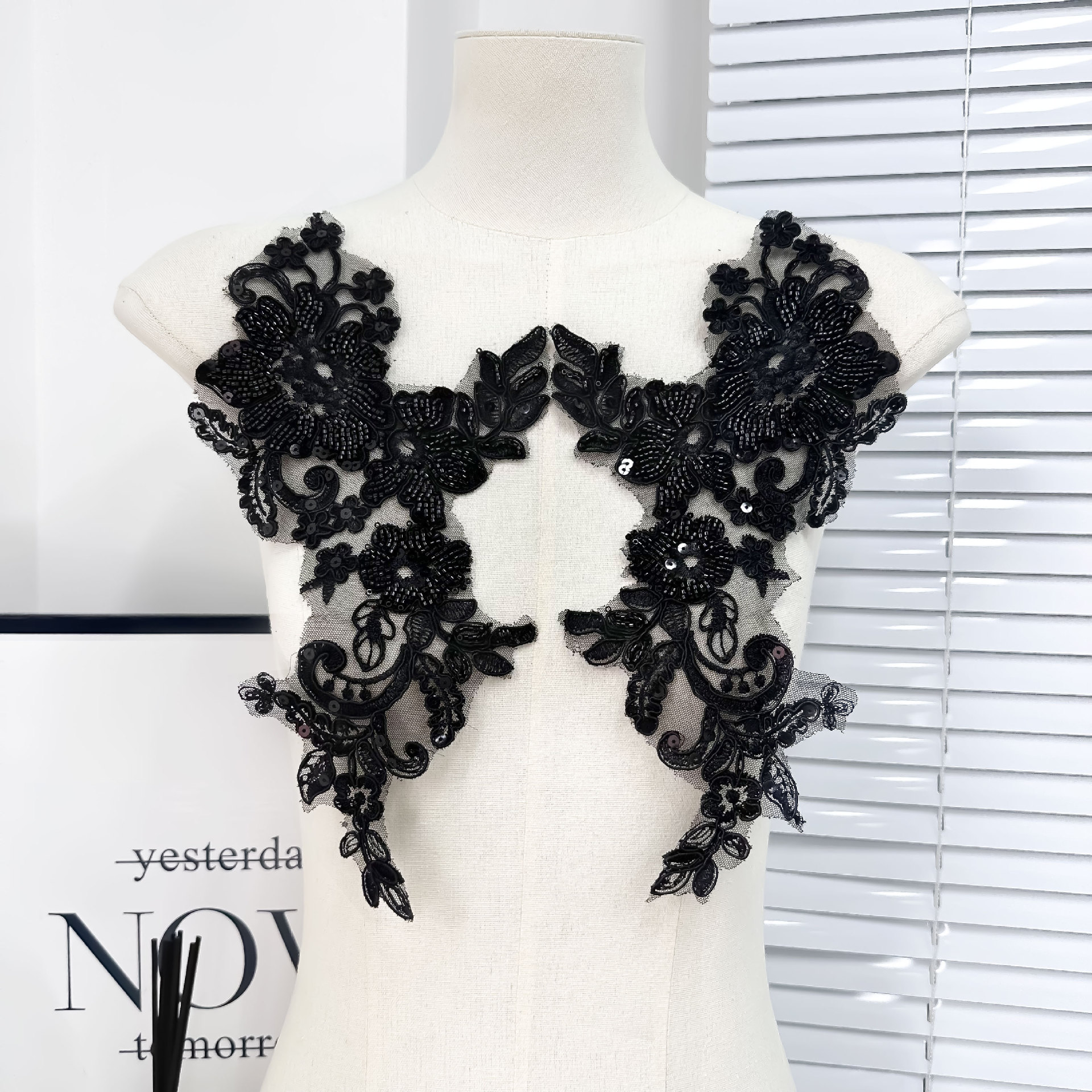 Explosiones fuera de línea en blanco y negro de lujo bordado encaje cuentas de exportación encaje hueco vestido de boda con flores accesorios velo