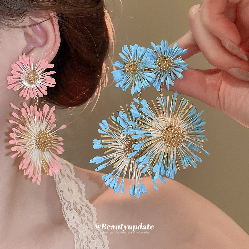 Pendientes de flores tejidas a mano con aguja de acero Pendientes de temperamento de estilo de vacaciones junto al mar Pendientes de moda Sensación de clase alta de nicho