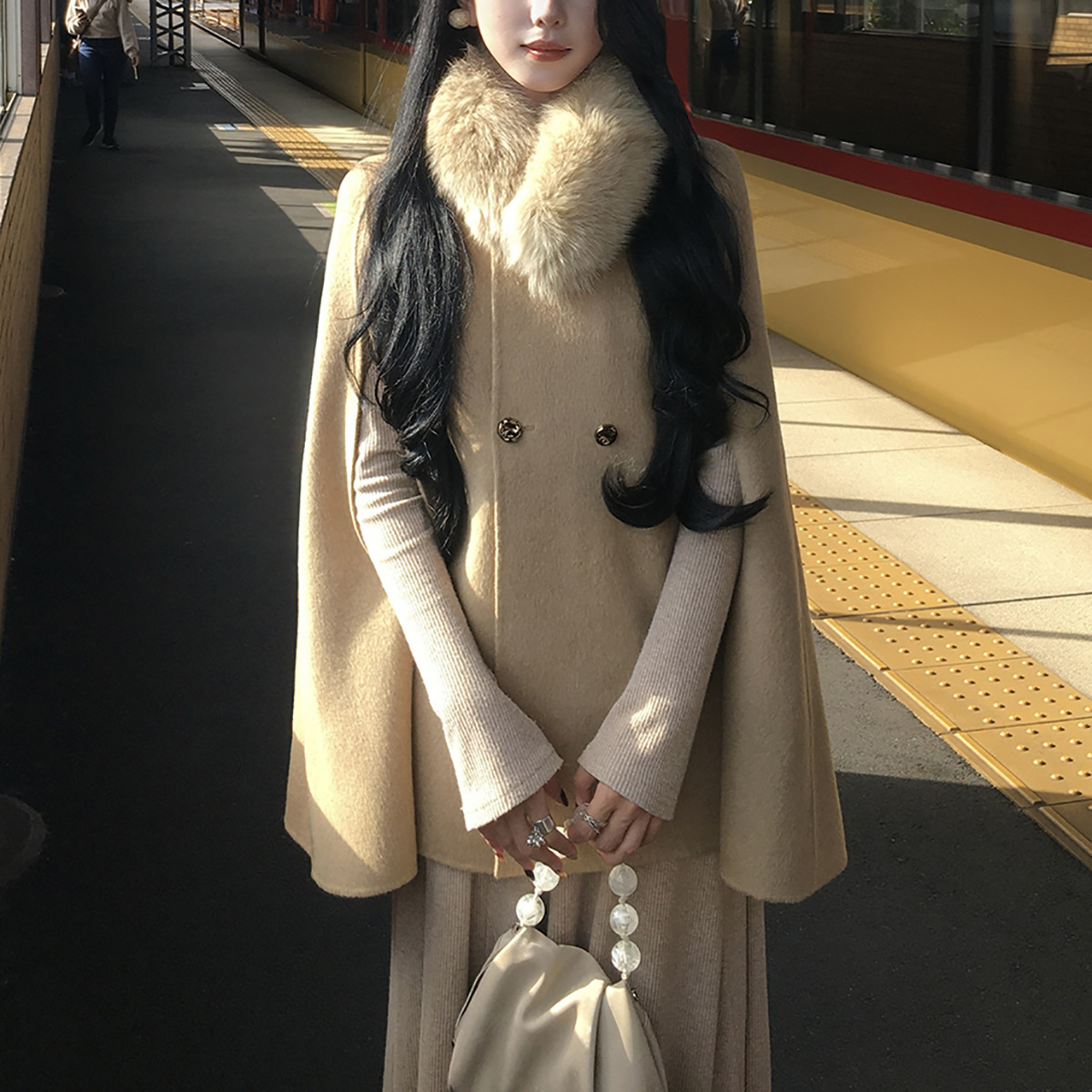羊毛双面呢斗篷毛呢外套女2025新款秋冬狐狸毛领短款大衣