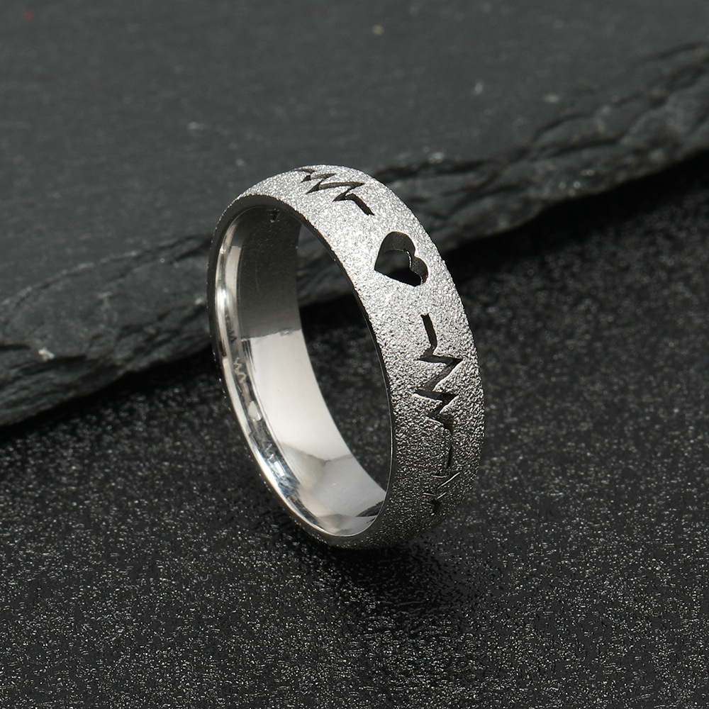 Cruz-frontera estilo europeo y americano creativo joyería de acero inoxidable corte corazón hueco ECG esmerilado titanio anillo de acero fabricante