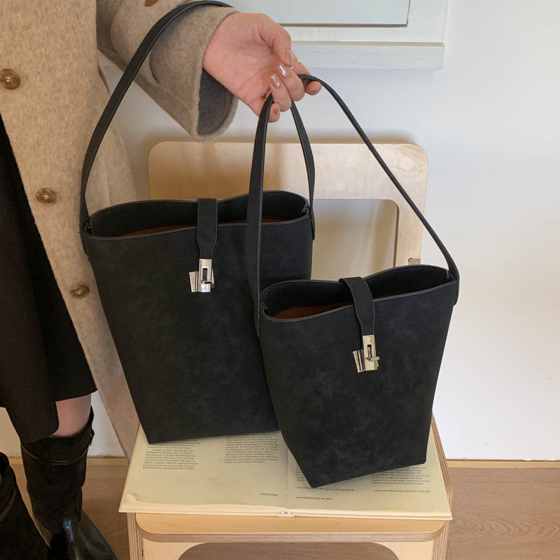 Coreano relajado sensación de gamuz veludo bolso de cubo 2025, otoño y invierno nuevo hombro brazo bolso de viaje de gran capacidad bolso de mujer