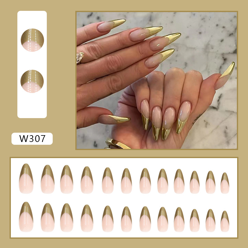 Kynsienkoristeet makealla ja viileällä Instagram Nails -kuviolla, sarjakuvatyyli, valkoinen pitkä baletti, haarniska päällä_voghion.com