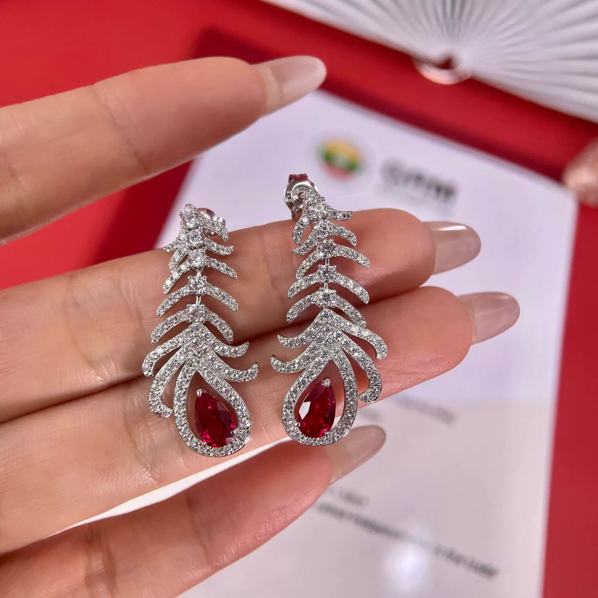 2-каратное выращивание рубинового голубя кроваво-красные ушные гвозди перья