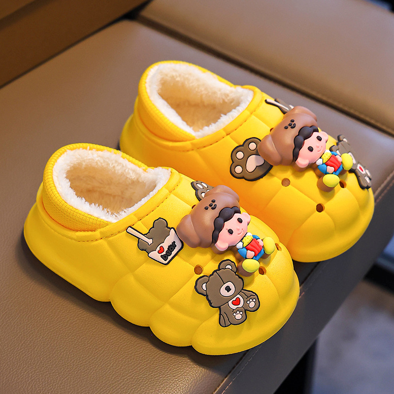 Otoño y invierno zapatillas de algodón para niñas para el hogar caliente y veludo impermeable a prueba de agua, zapatos de algodón para niños pequeños y medianos.