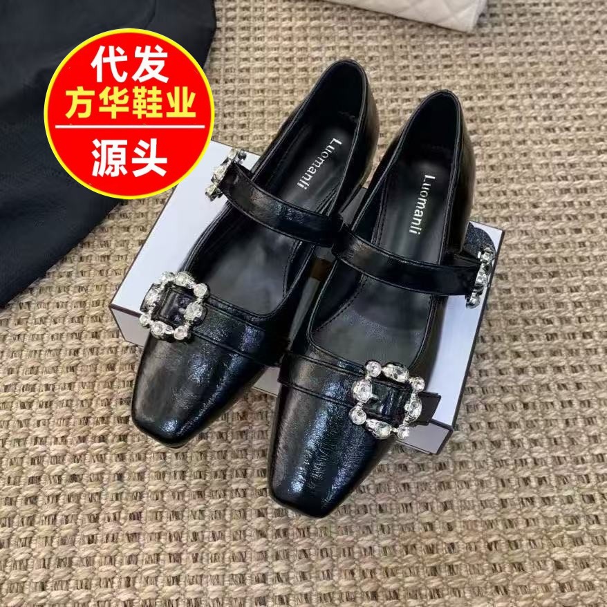 Zapatillas de diamante de botón cuadrado francés 2026 verano nuevo estilo de moda exterior temperamento cuadrado lujoso zapatos de moda de mujer