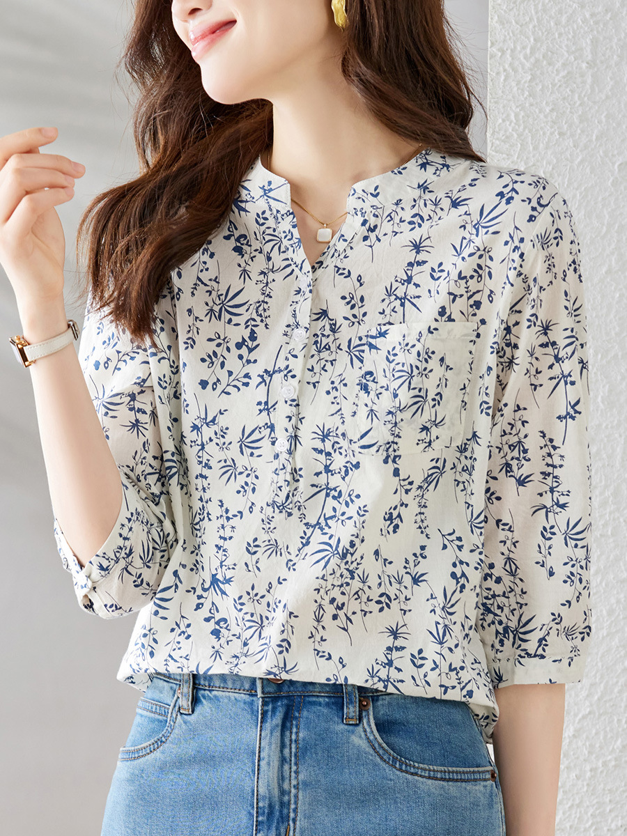 メーカー直売の青花磁器の小さい花のシャツの女性の7分袖の夏の国風の純綿の上着の独特な年齢のシャツを減らします。
