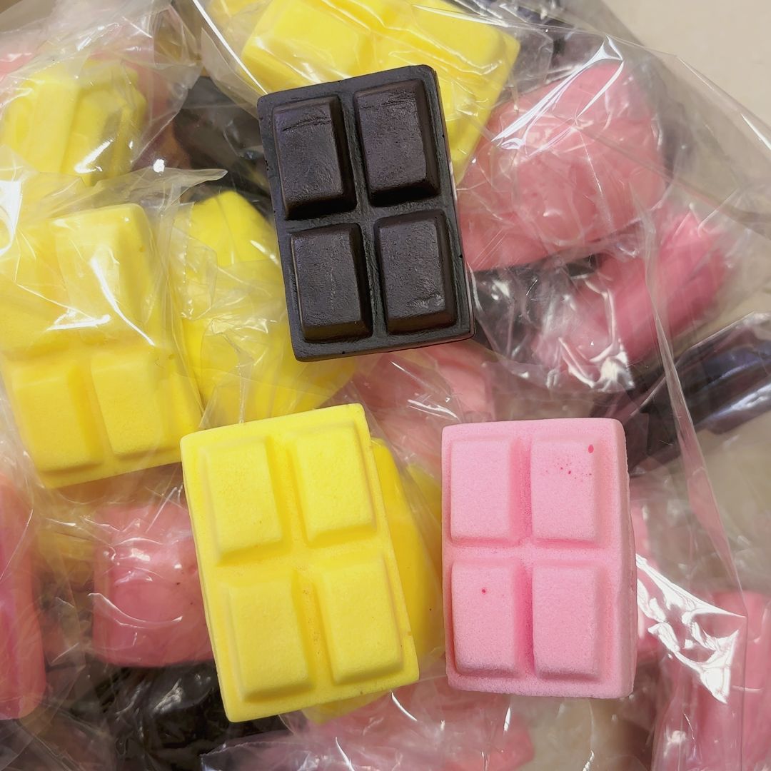 느린 리바운드의 젖은 부드러운 초콜릿 무작위 1개