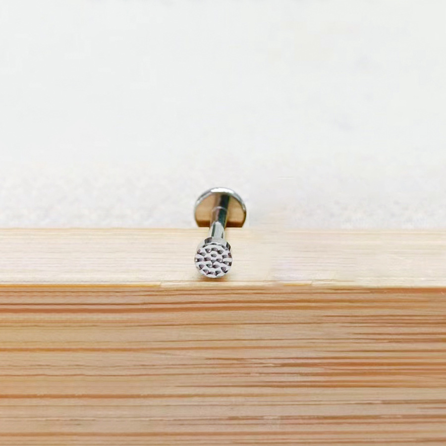 Clou d'oreille/de cartilage en alliage de titane F136, orné d'une fleur en zircon gravée, pour piercing lèvre ou oreille (filetage 0,9 mm). Vente en gros._voghion.com