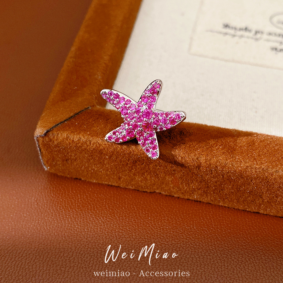 Zircon rojo rosa estrellas de mar orejas de orejas mujeres sin agujeros de orejas accesorios de vacaciones pendientes de moda ligero lujo alta sensación de orejas al por mayor