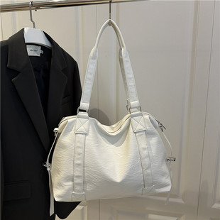 Capacious polyurethane one-shoulder bag