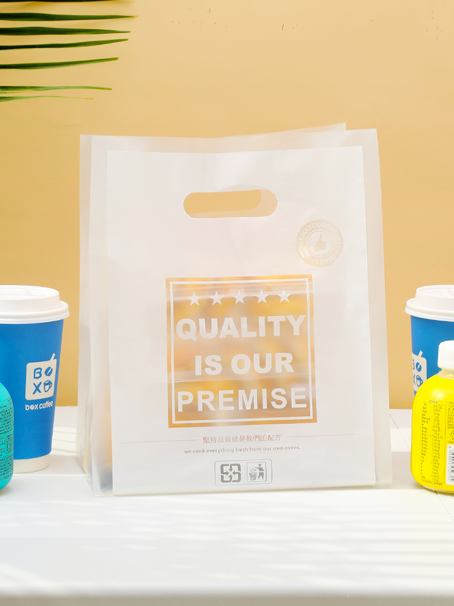 Bagos de postres horneados grandes y medianos, ensalada, pan, comida y bebida para llevar, embalaje de plástico, bolsas de goma de mano