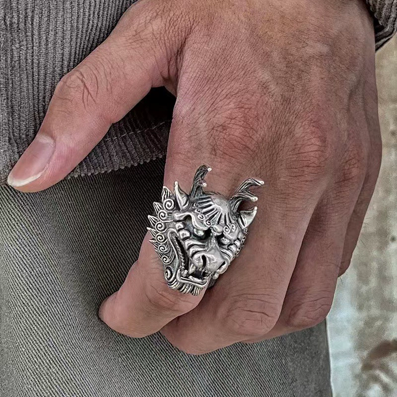 七尚 Men's retro design ring, on index finger