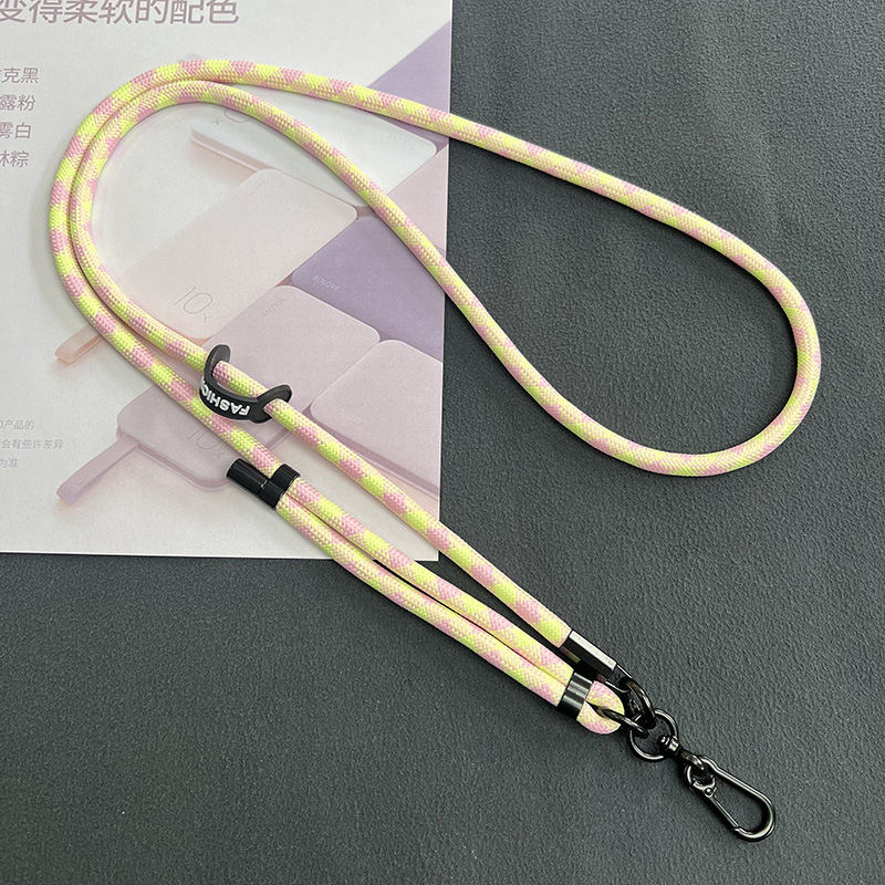 日系8mm携帯電話のストラップは、携帯ケースのストラップに斜めにまたがっています。|undefined