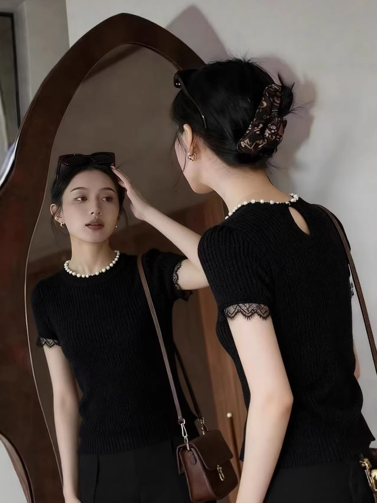 Áo thun nữ tay ngắn cổ ngọc trai ren viền, kiểu dáng thon gọn mùa hè — màu đen