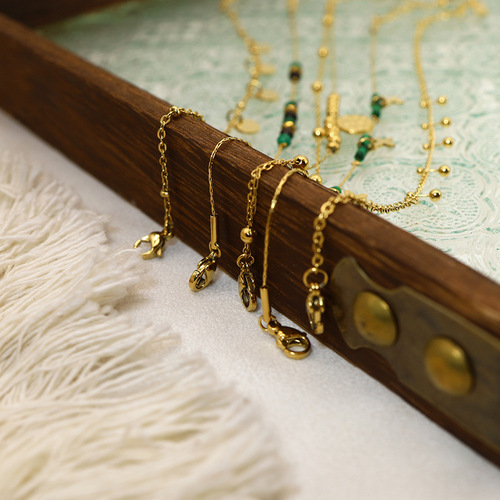 European and American retro natural stone beaded titanium steel bracelet light luxury four-leaf flower disc fashion middle-aged malachite women's hand jewelry