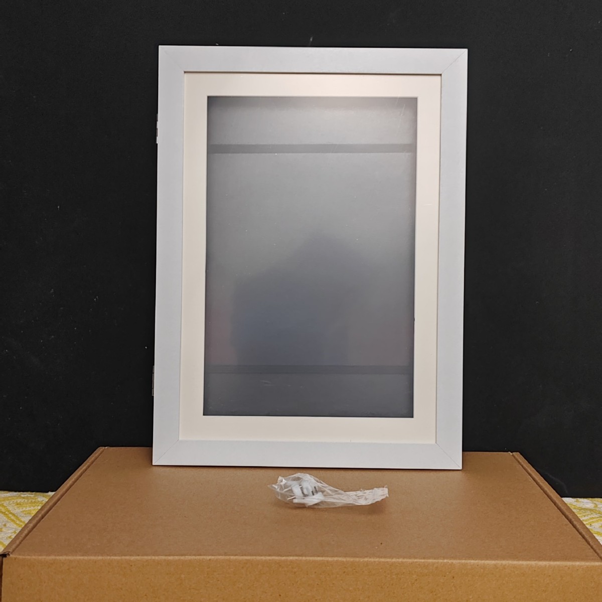 สีขาว / A4 แขวนผนัง: สามารถใส่ได้ (21x29.7ซม.) 530 กรัม (รวมตัวป้องกันมุม)