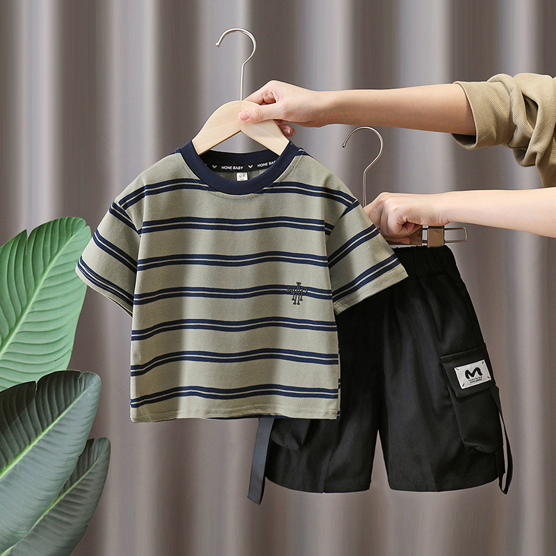 7283 Traje de manga corta de verano para niños 2025 Nuevo estilo Camiseta a rayas para niños Ropa de trabajo de verano Pantalones cortos de dos piezas de verano