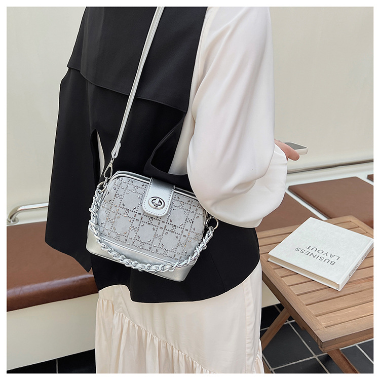 Summer bag: Women's hot diamond lock chain hand-held bucket bag 2025 New style denim blue single-shoulder fashionable crossbody bag undefined