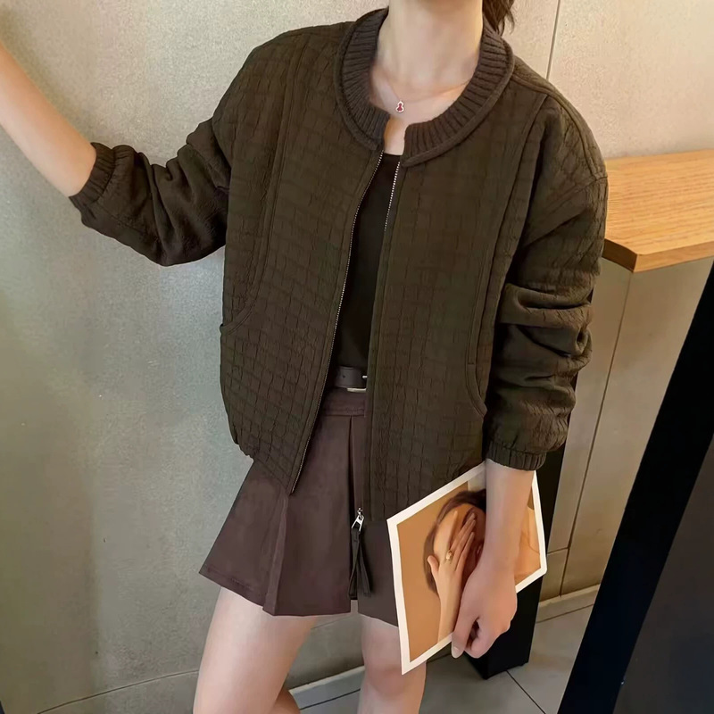 Korean-style minimalist quilted jacket with diamond pattern, women's 2026 autumn collection, round neck, zipper closure, loose fit, slimming effect, casual jacket