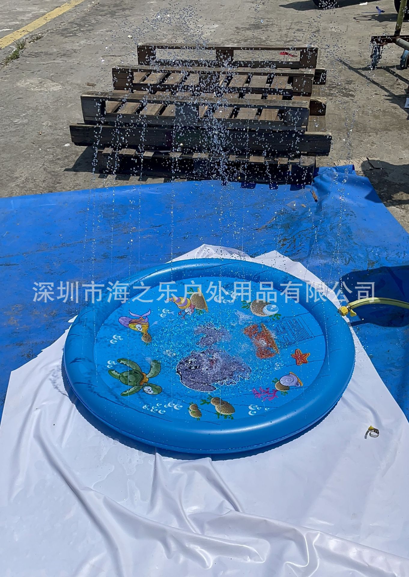 Fábrica en stock PVC infláble sprinkler cojín para niños sprinkler mascotas letras delfin infláble conveniente patio al aire libre