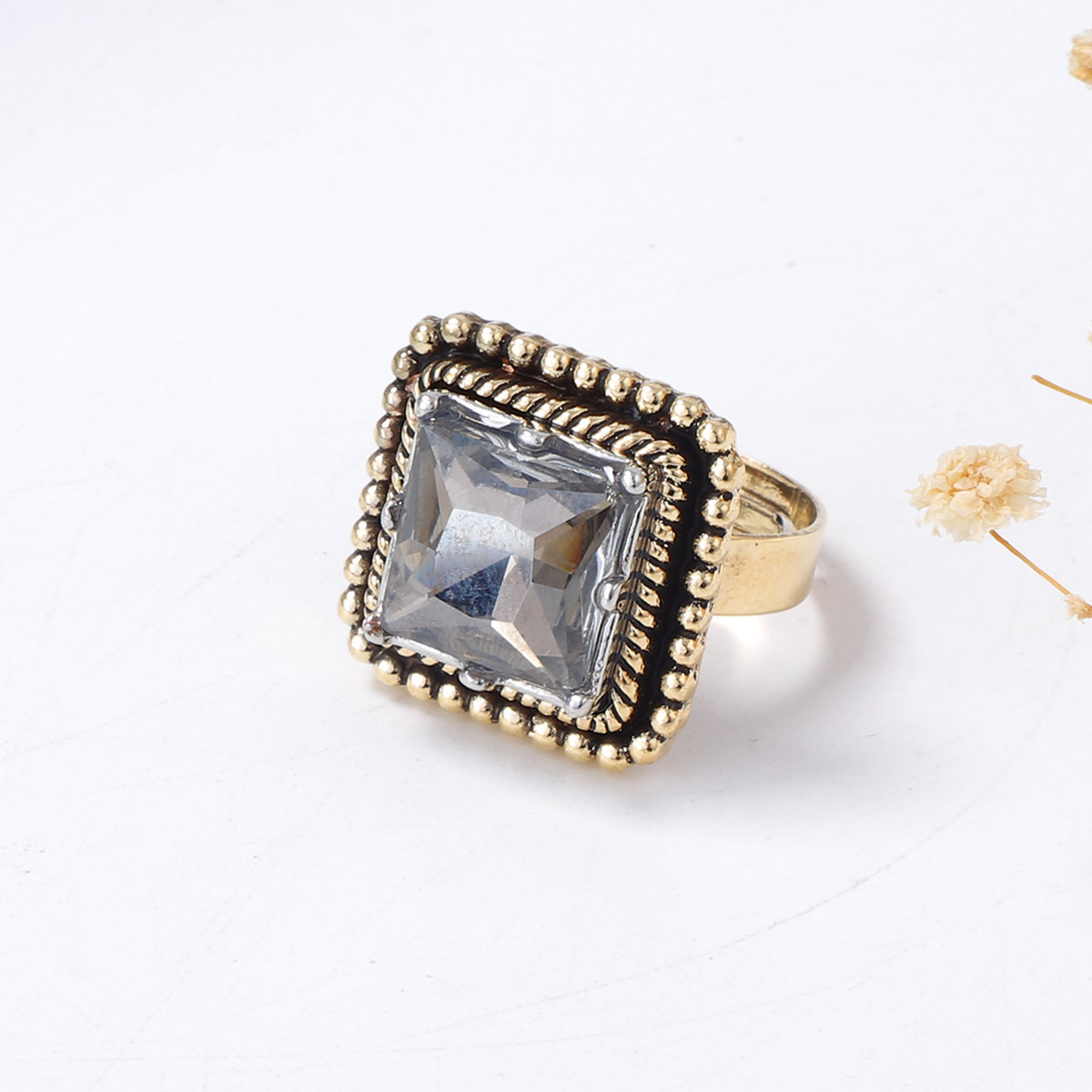 Funkelnder Ring für Damen, mit romantischem Flair gefertigt. Elegant und komfortabel, entworfen, um Ihren Charme zu unterstreichen. Ein dezentes und dennoch atemberaubendes Schmuckstück für Verabredungen._voghion.com