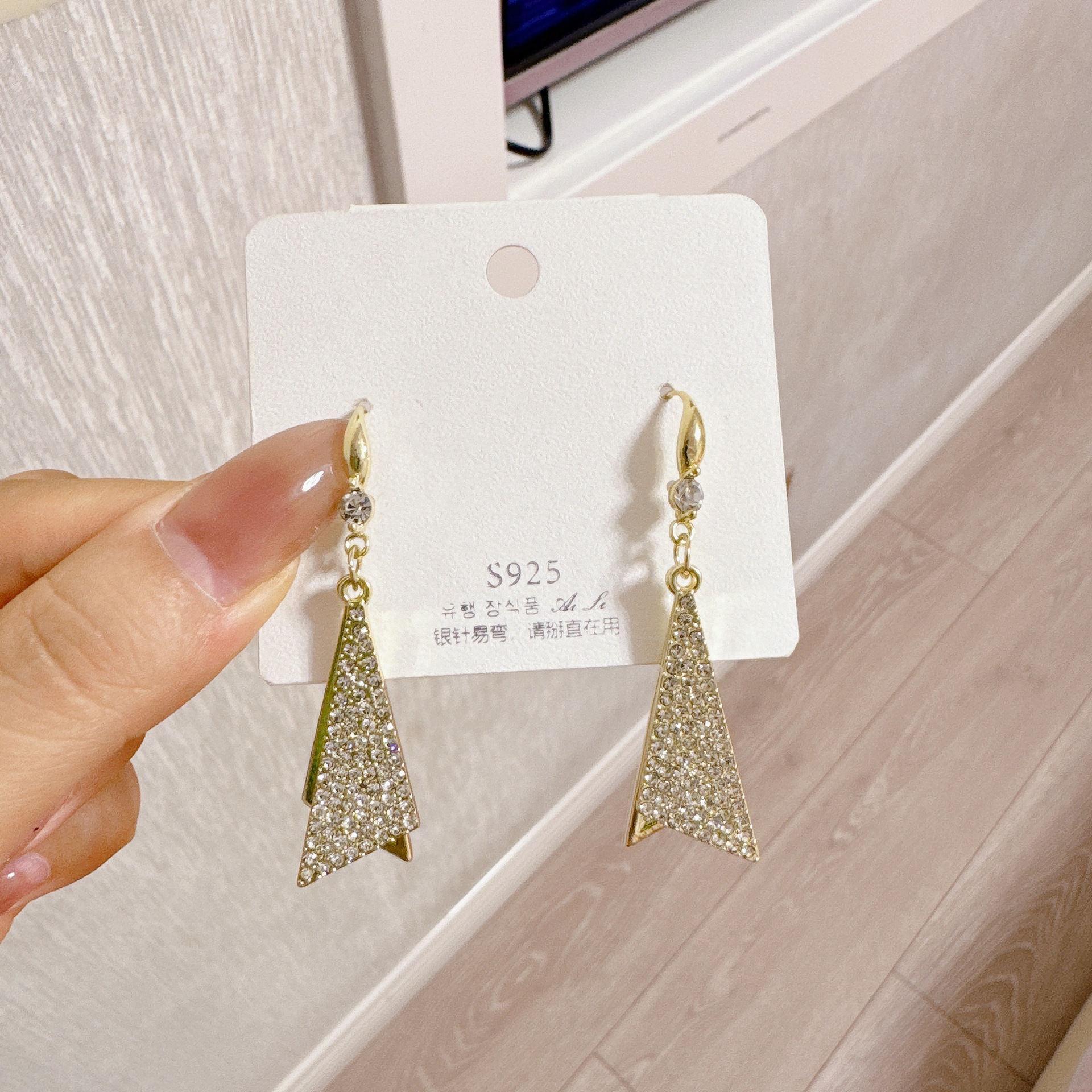 to make round face thin-looked earrings women‘s fashion personalized long geometric triangle full diamond earrings simple new online influencer earrings