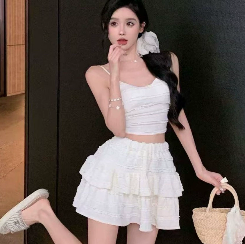 Женский костюм с рюшами, повседневный, 2025, новый, миниатюрный, сексуальный, потрясающий, белый топ и короткая юбка, комплект из двух предметов