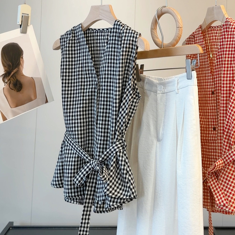 Retro Hong Kong Style V-Neck Plaid Sleeveless Shirt for Women, New Summer Style with Tie Waist, Slimming and Age-Reducing Blouse Top Retro Hong Kong Style V-Neck Plaid Sleeveless Shirt for Women, New Summer Style with Tie Waist, Slimming and Age-Reducing Blouse Top