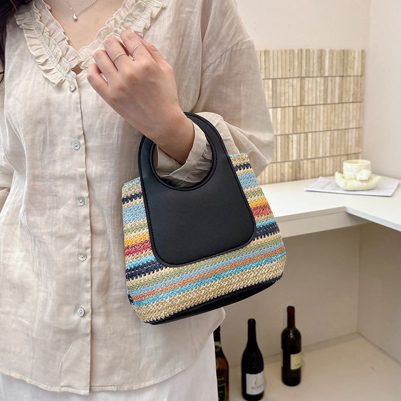 Bolsas de mano tejidas de color para mujeres 2026 nueva moda versátil nicho sensación de diseño de bolsas de viaje coreanas