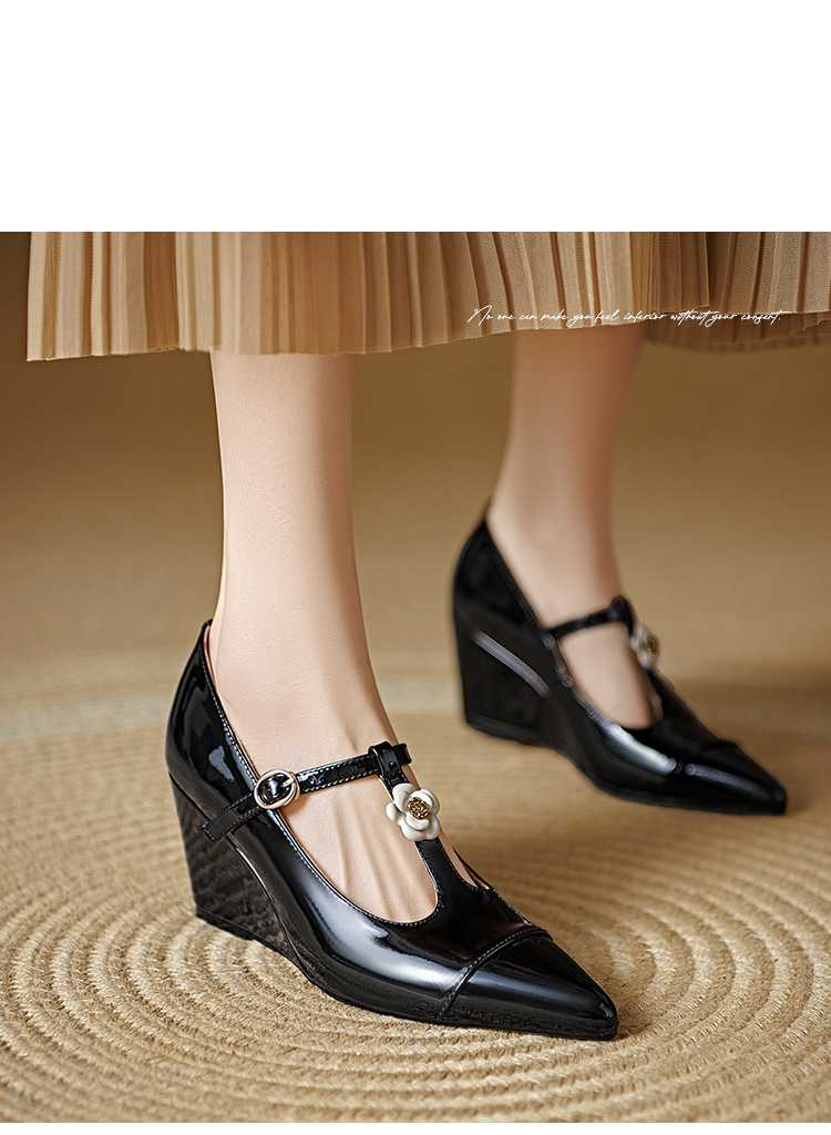 Giày cao gót mũi nhọn Mary Jane quai chữ T đính hoa sơn trà, gót 7 cm — màu đen, Rượu vang đỏ chi tiết 13