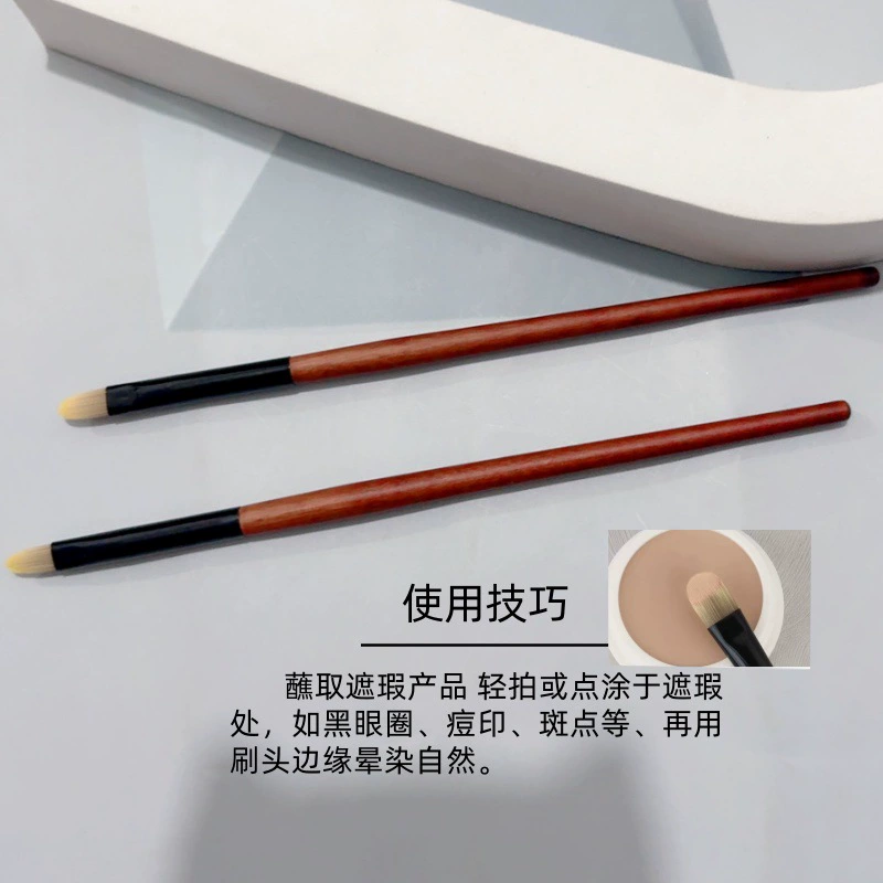 Precise concealer brush, against dark circles under the eyes, no trace