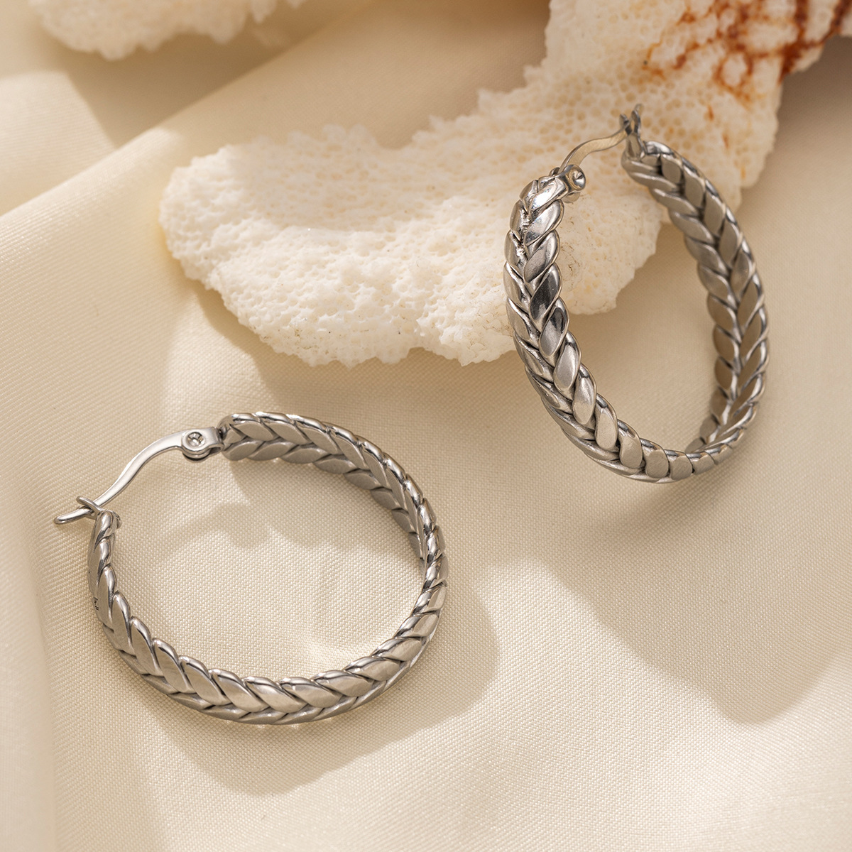 TENA europa y americana pendientes de acero inoxidable temperamento de alta calidad trenzado galvanizado de oro de titanio de 18k inserciones de joyería transfronteriza